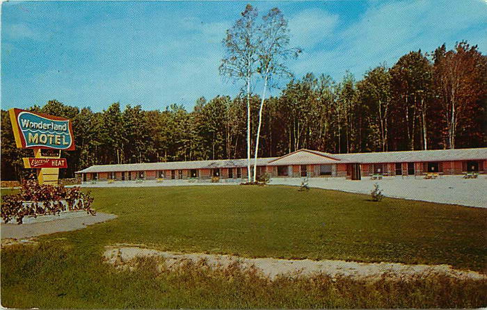 Wonderland Motel - Old Postcard Photo (newer photo)